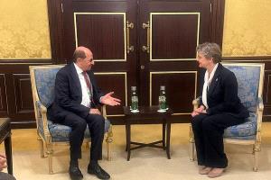 الزنداني يستعرض مع وزيرة الخارجية البريطانية العلاقات التاريخية بين البلدين