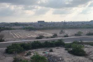 تحسين أرضية ملعب كلية الحقوق بعدن تمهيدًا لاستئناف الأنشطة الطلابية