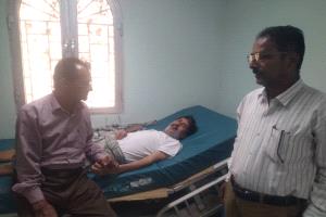 زيارة اطمئنان على صحة الصحفي صادق حمامة بعد إجراءه عملية جراحية في العمود الفقري