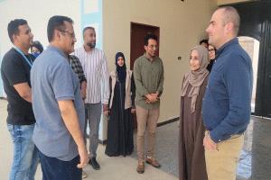 مدير عام المنصورة ووفد من منظمتي "يمن آيد" و"هيئة الإغاثة" يطلعون على متطلبات مدرسة ذوي الإحتياجات الخاصة