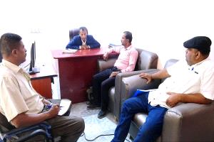 محافظ أبين يلتقي مدير عام سرار ويناقشان احتياجات المديرية في قطاعي الصحة والزراعة