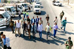 محافظ حضرموت الأستاذ مبخوت بن ماضي يتفقّد جسر المنورة في المكلا ويطلع على مستوى الانجاز في المرحلة الثانية لخور المكلا