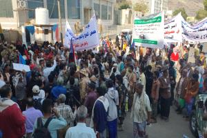 ما الذي حدث خلال زيارة مدير الأمن لاعتصام الجرحى في عدن؟.. تفاصيل الساعات التي أثارت الجدل