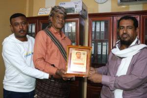 إدارة نادي خنفر تكرّم عضو مجلس الشرف الأعلى مدير عام المديرية المحامي مازن اليوسفي