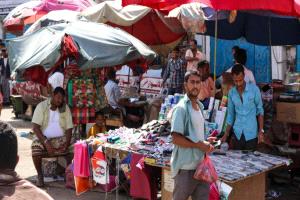 تحرير الدولار الجمركي.. أسواق اليمن تترقب موجة سعرية جديدة