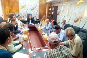 نائب محافظ عدن  يترأس اجتماعا لمناقشة معالجة مشاكل الصرف الصحي بمديرية خور مكسر