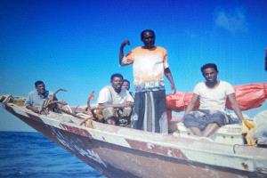 إنقاذ 5 صيادين يمنيين بعد شهر من التيه في البحر