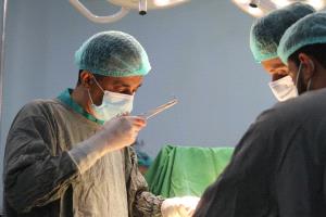 مسؤول حكومي في عدن يجمع بين المسؤولية والمهنية الطبية والإنسانية في خدمة المواطن