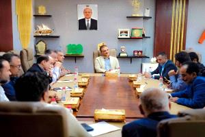 وزير الدولة محافظ عدن يوجه بتكثيف الحملات الميدانية لضبط المخالفين ومراقبة الأسعار