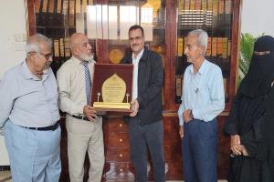 مدير عام المنصورة يتسلم درعاً تكريمياً من الجمعية الوطنية للبحث العلمي والتنمية المستدامة