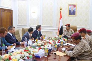 وزير الدفاع يبحث مع الملحق العسكري البريطاني تعزيز التعاون المشترك