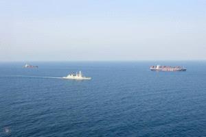 فرقاطة إيطالية ترافق سفنًا تجارية وتؤمّن الملاحة في البحر الأحمر