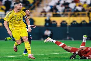 الأسطورة كريستيانو رونالدو يقود النصر السعودي إلى الفوز بثنائية أمام الفيحاء ويعزز صدارة الدوري