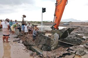 تعرض خط مياه رئيسي للكسر في جولة كالتكس.. وفرق صيانة مؤسسة المياه تباشر العمل