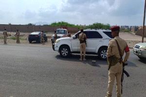 قوات الشرطة العسكرية تلقي القبض على متهم بقتل مواطن في خور عميرة