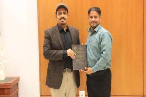 محافظ حضرموت يتسلم رسالة ماجستير  تدعو لمعالجة القصور القانوني في المسؤولية الجنائية لذوي العاهة العقلية