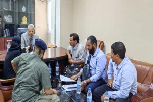 محافظ لحج يلتقي ممثلي مؤسسة الثواب الخيرية لمناقشة بناء خزان مياه وغرف سكنية في تبن