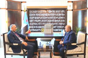 عيدروس الزبيدي يبحث مع محافظ حضرموت الجديد أولويات المرحلة… لقاء مهم في عدن