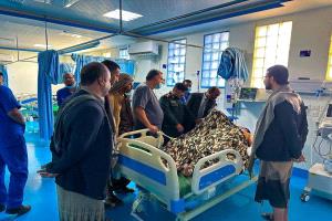 مدير عام شرطة شبوة يطمئن على صحة جريح الهجوم الإرهابي في منطقة المصينعة