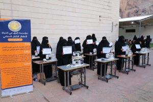 بدعم من مؤسسة بازرعة التنموية الخيرية مؤسسة الحق في الحياة تدشن توزيع 13 مكينة خياطة