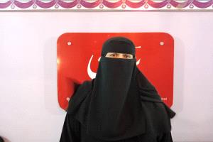 مواطنة بعدن تشكو شركة أمنية وتطالب بإنصاف زوجها المصاب بشلل كلي