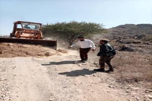 بدعم شخصي.. الوكيل جمال مانع يطلق مبادرة لردم وشق احدى الطرقات لتسهيل حركة المواطنين