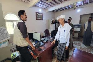 مدير عام مديرية دوعن يزور مؤسسة وادي دوعن للتنمية ويطّلع على مشاريعها وبرامجها