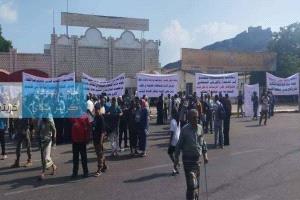 صلاح السقلدي يعلّق بسخرية على اتهام «الإصلاح» بالوقوف خلف وقفة الجرحى في معاشيق