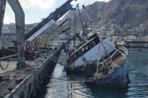 انتشال أكبر سفينة غارقة في حوض ميناء الإصطياد السمكي بعدن