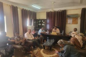 مكتب الأشغال العامة والطرق بمحافظة شبوة يعقد اجتماعًا برئاسة المهندس عوض أحمد رويس