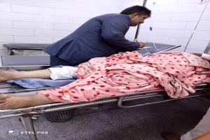 نائب رئيس هيئة النقل يزور مصابي حادث العرقوب في مستشفى الجمهورية بعدن