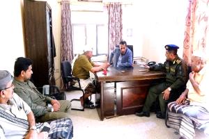 محافظ أبين يزور إدارة الأحوال المدنية ويناقش مع مدير المصلحة تفعيل أنشطة الفرع بالمحافظة