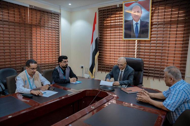 وزير المياه والبيئة يوقّع اتفاقيتين لتنفيذ مشاريع في مأرب وأبين