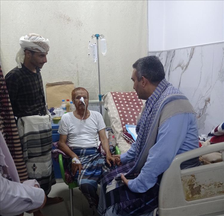 وكيل محافظة أبين "الجنيدي" يزور المناضل المرقشي ويطالب بنقله للعلاج في الخارج تقديراً لتاريخه النضالي