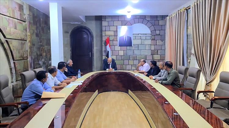 محافظ تعز يوجه بضبط الجهات الحكومية التي لم تلتزم بتوريد إيراداتها إلى البنك المركزي