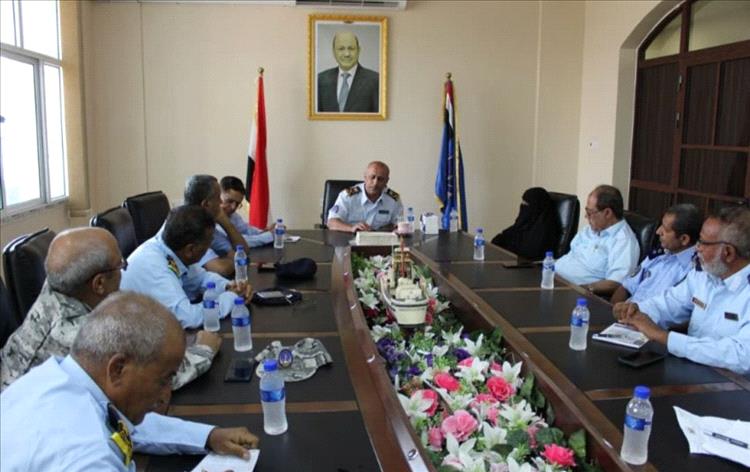 خفر السواحل اليمني يعقد اجتماعًا موسعًا لتعزيز الجاهزية العملياتية وتأمين الملاحة الدولية