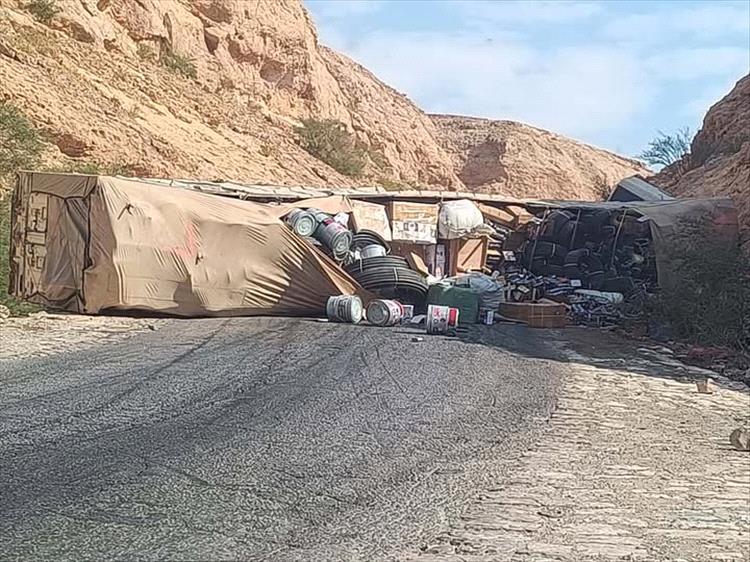 حضرموت.. حادث انقلاب قاطرة يقطع الطريق في عقبة وادي العين