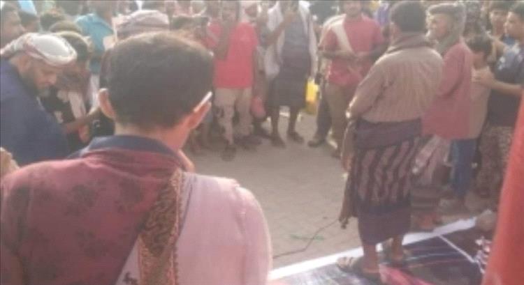 نائب يمني يهاجم الاعتقالات في عدن ويطالب بالإفراج عن مشاركين بتظاهرة سلمية