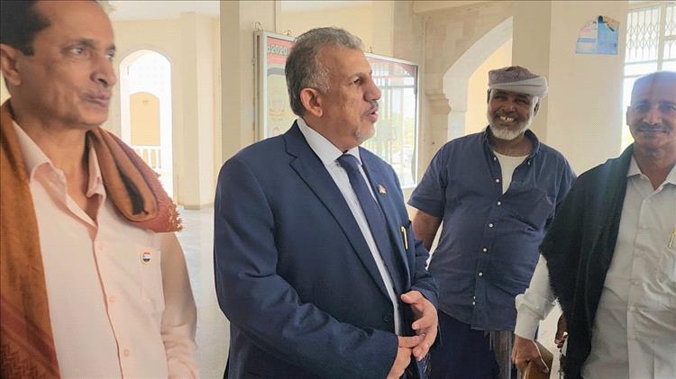 فريق التوجيه والرقابة الرئاسي يلتقي مدير مكتب وزارة الشؤون القانونية بمحافظة المهرة