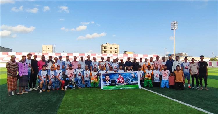 قدامى نجوم عدن وأبين في مباراة كروية وفاء للفقيد عبدالله مكيش