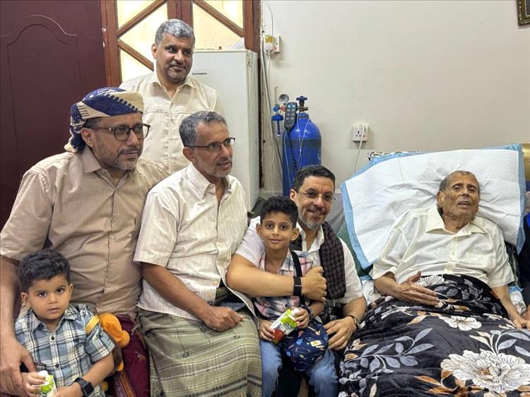 رئيس الوزراء الأسبق يعزي في وفاة الشيخ محمد أبوبكر بلفقيه