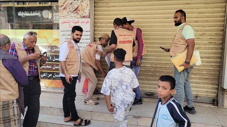 إغلاق أحد محلات البهارات يمارس الغش التجاري في مديرية المنصورة بعدن