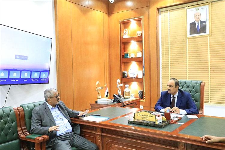 محافظ حضرموت يناقش آليات ضبط الأسعار ويشيد بجهود جمرك الوديعة