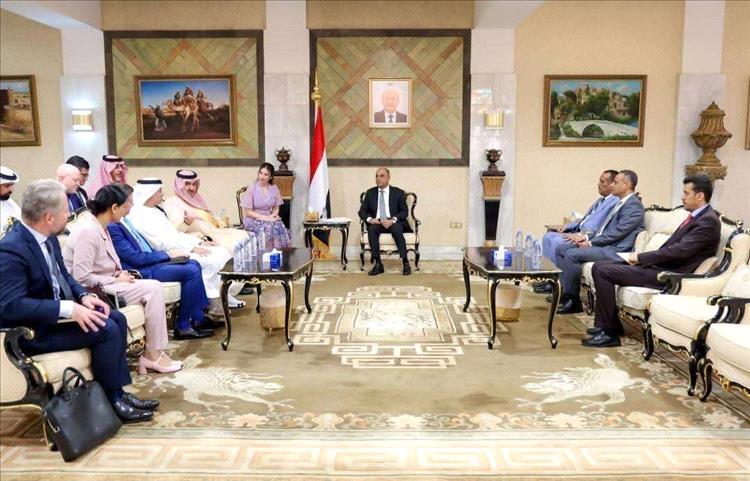 رئيس الوزراء يجتمع مع سفراء الدول الكبرى لمناقشة الإصلاحات الاقتصادية وتعزيز الاستقرار