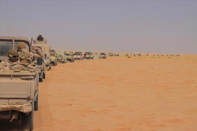 الجوف.. قوات المنطقة العسكرية السادسة تنتشر في الصحراء الشرقية لقطع خطوط التهريب وحماية الحدود