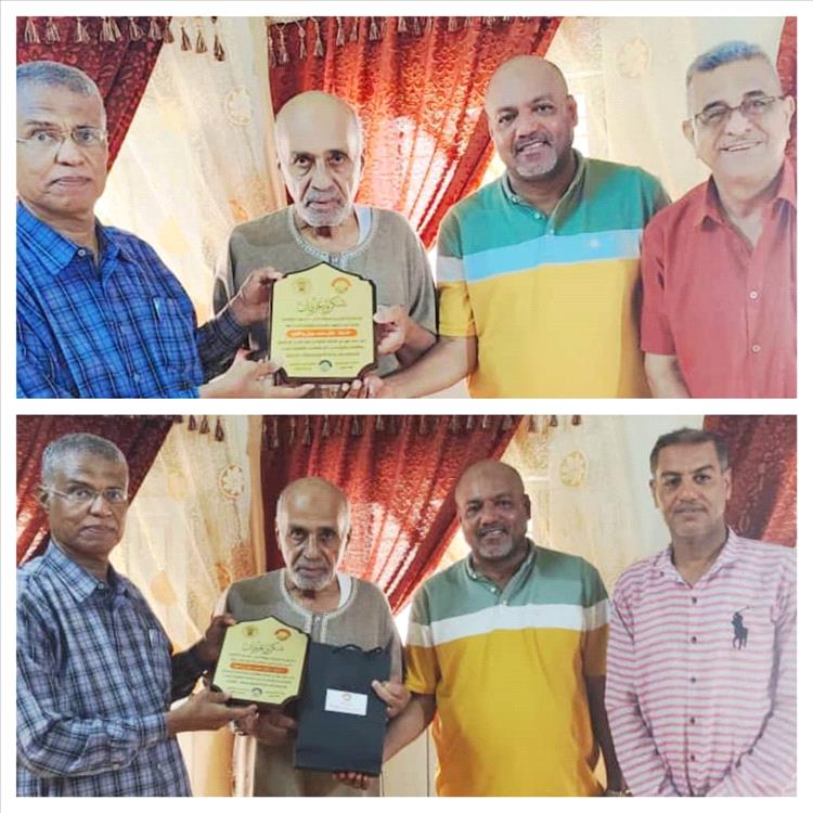 لجنة كأس حضرموت الثقافية تسلم درع التكريم للإعلامي غالب محمد بافطيم