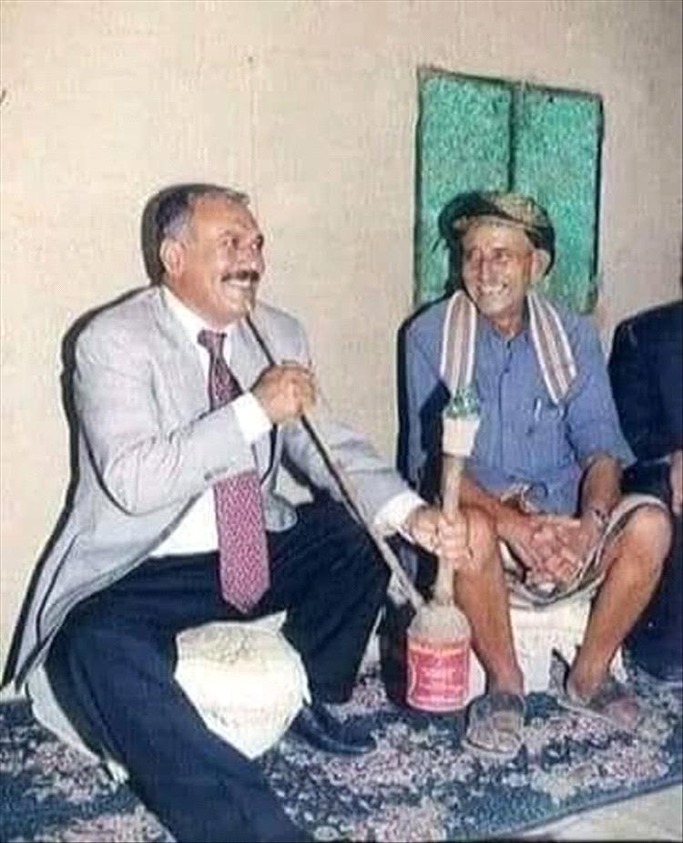 علي الأحمدي: صورة واحدة للرئيس صالح تختصر درساً سياسياً عميقاً