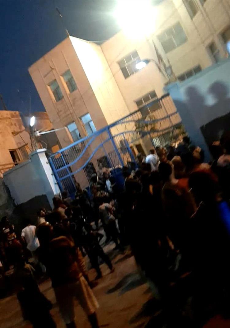 عشرات المواطنين يتجمعون أمام قسم شرطة التواهي لمعرفة تفاصيل حادثة الاقتحام المسلح