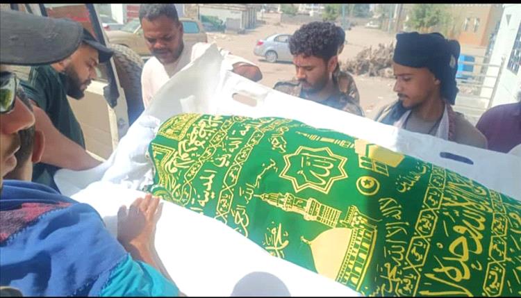 في موكب جنائزي مهيب .. عدن تشيع  شهيد الغدر والإرهاب الشيخ / مهدي العقربي