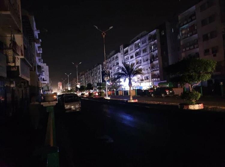 صحفي: مبلغ تخزينة أسبوع من مسؤولي عدن كفيل بتشغيل الكهرباء 24 ساعة